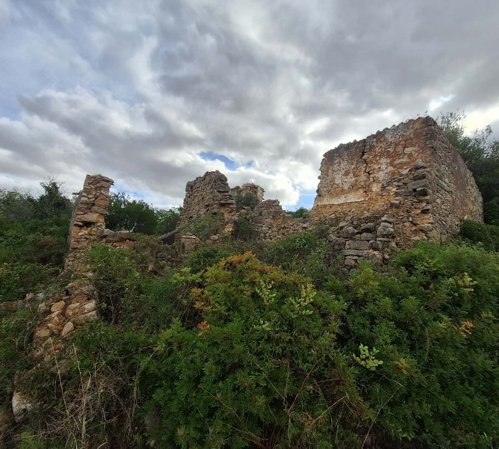 Terreno com ruína no concelho de Faro