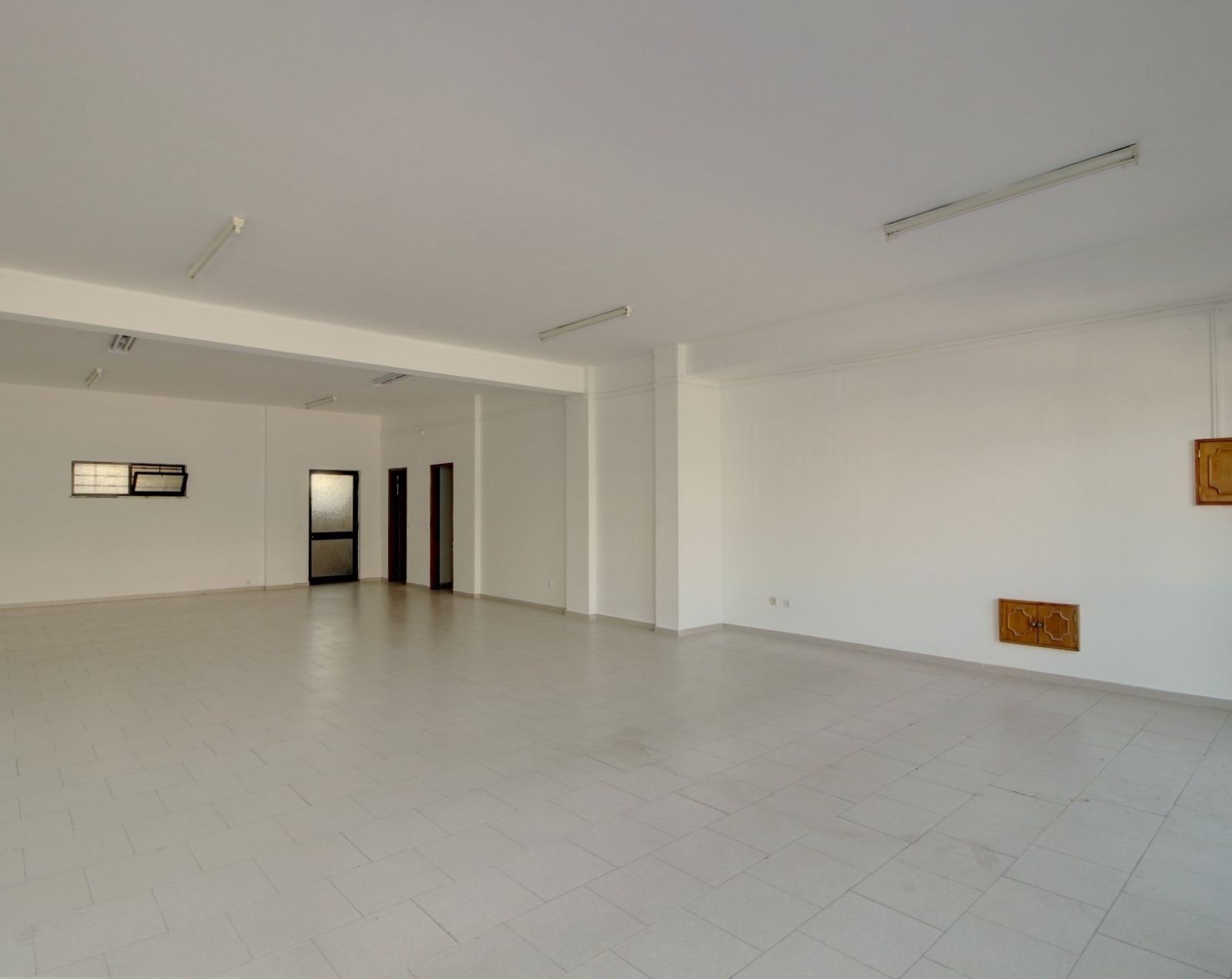 Loja para Arrendamento em Olhão - 115m2 - Oportunidade de Investimento em zona de grande visibilidade. - Foto 2