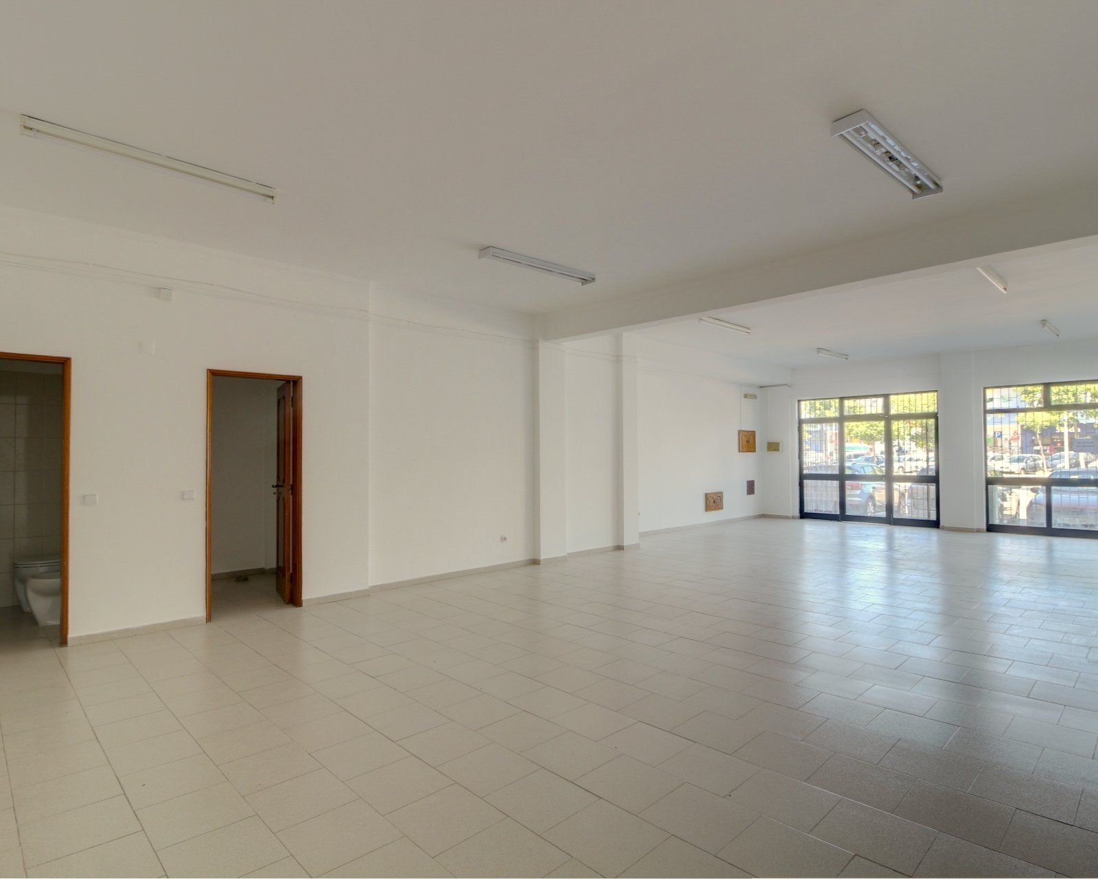 Loja para Arrendamento em Olhão - 115m2 - Oportunidade de Investimento em zona de grande visibilidade.