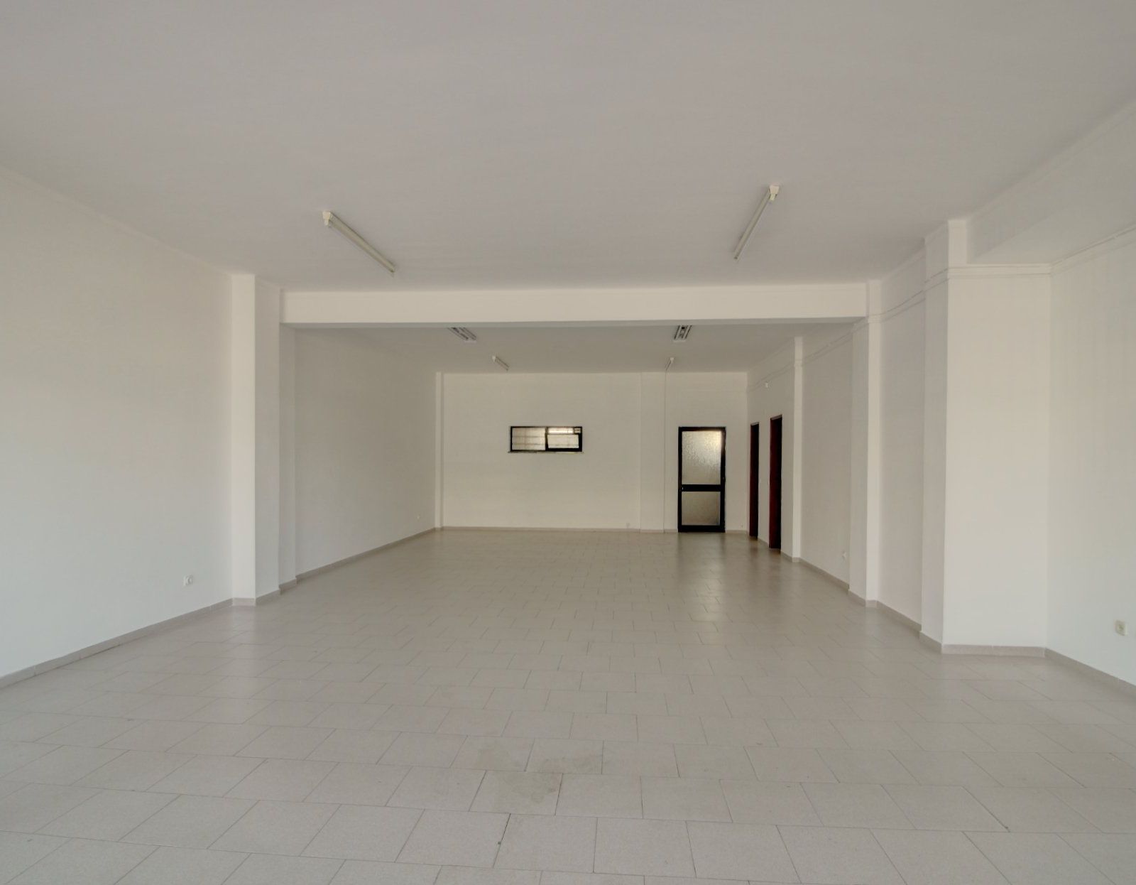 Loja para Arrendamento em Olhão - 115m2 - Oportunidade de Investimento em zona de grande visibilidade. - Foto 3