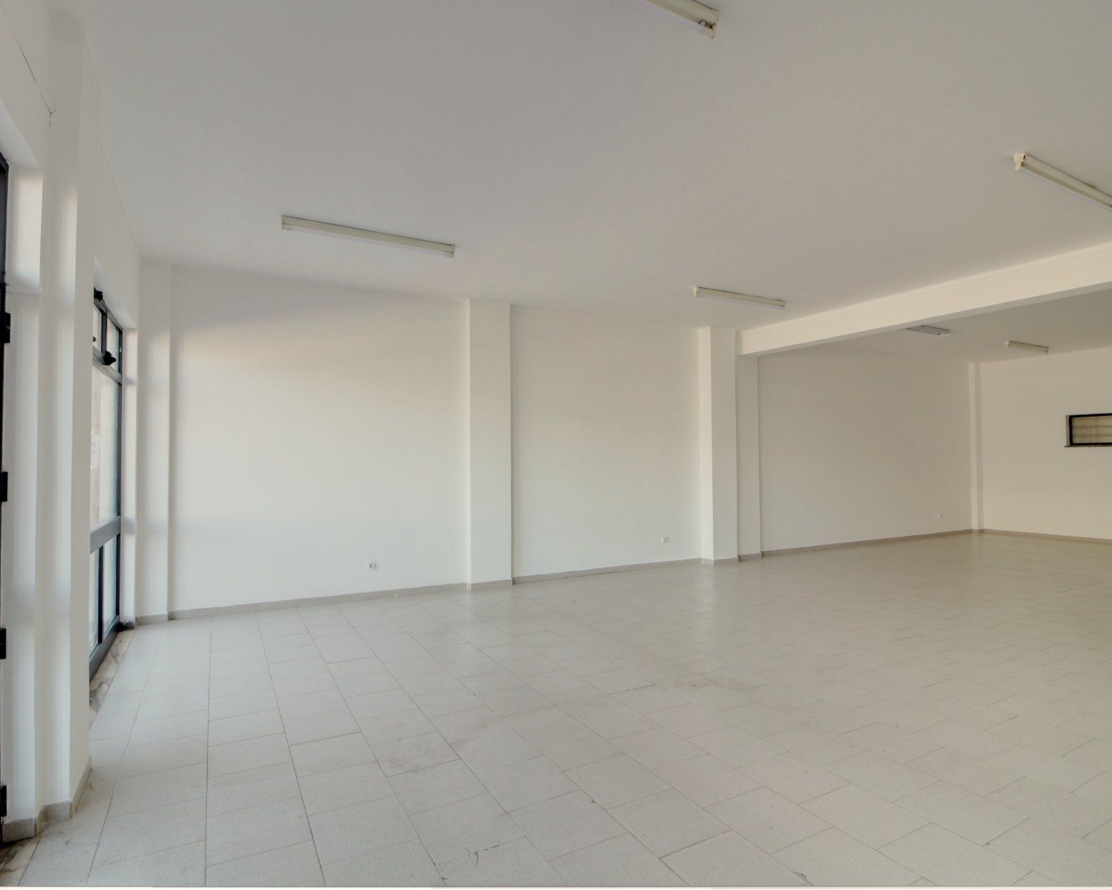 Loja para Arrendamento em Olhão - 115m2 - Oportunidade de Investimento em zona de grande visibilidade. - Foto 4