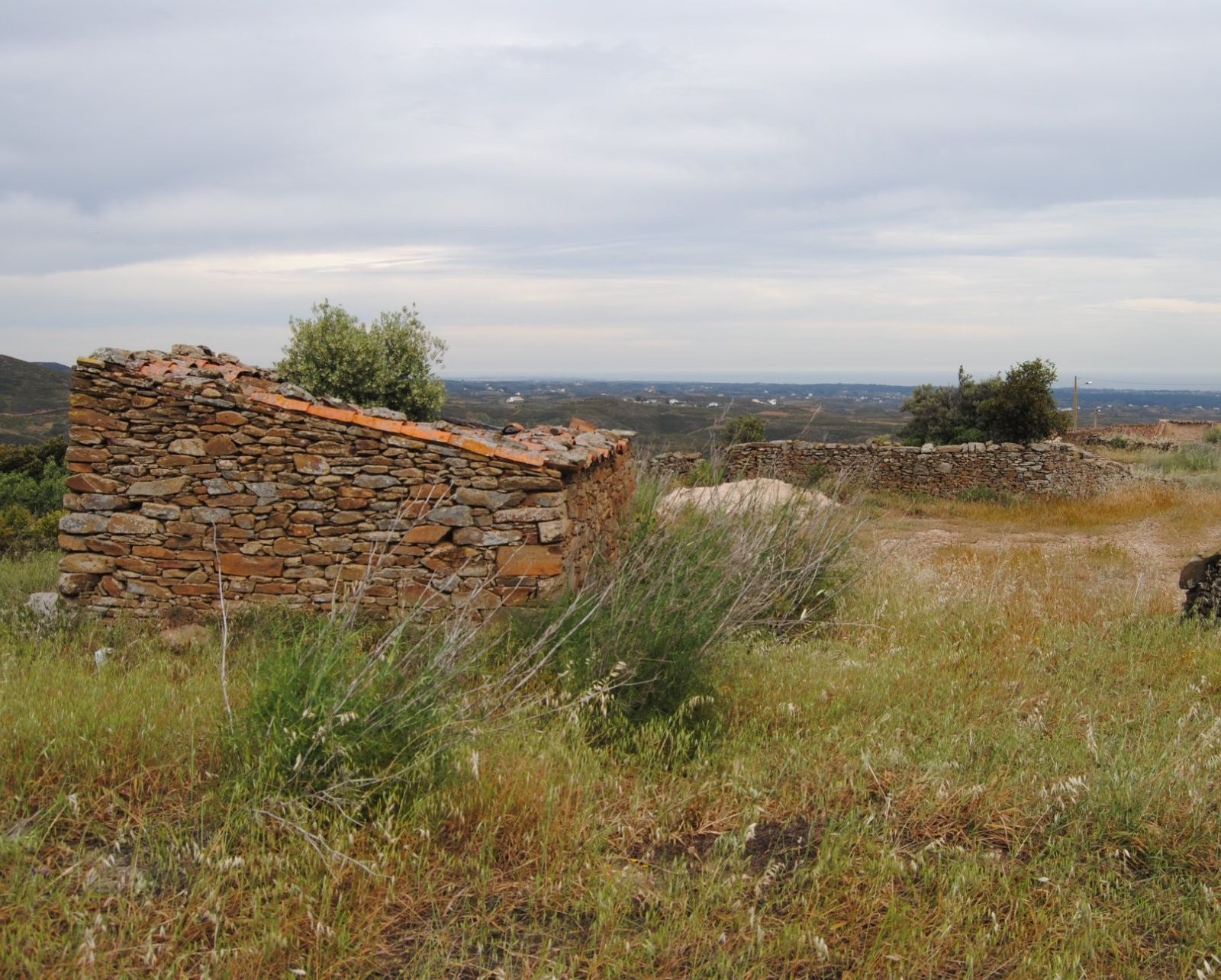 Garagem para Recuperar com Vista mar na serra de Tavira
