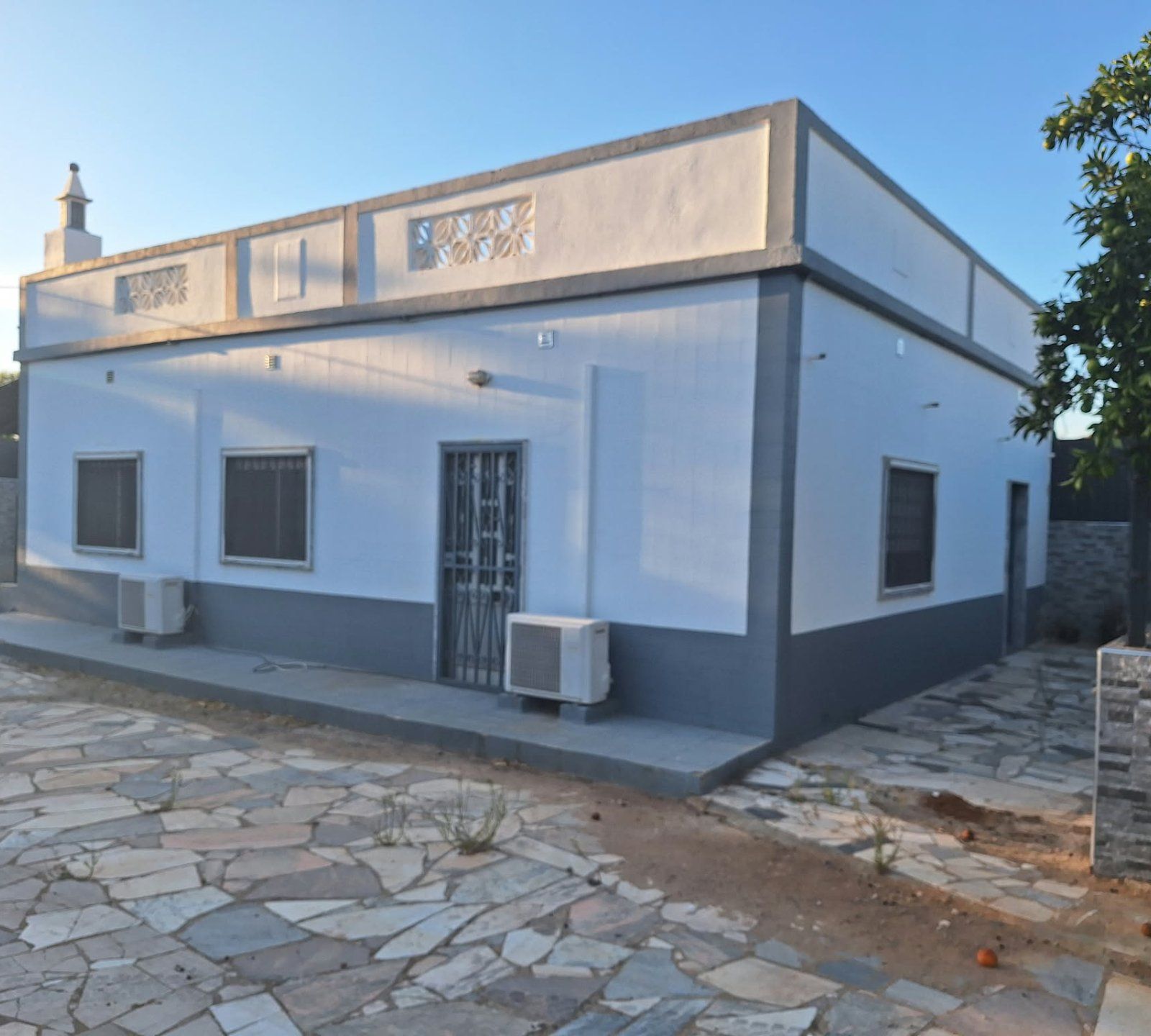 Moradia T1 com vários compartimentos e armazém