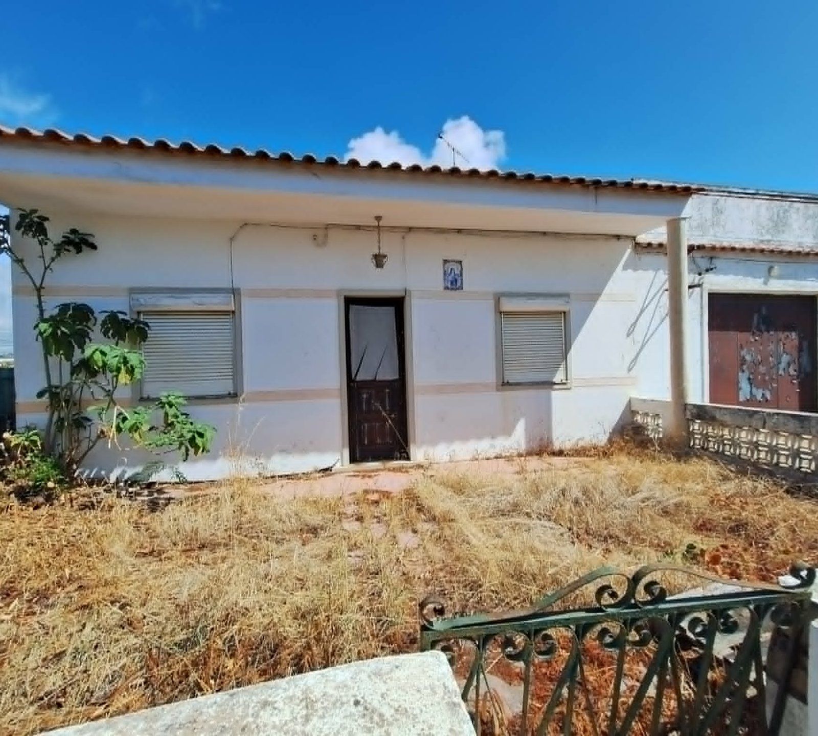 Moradia tèrrea com armazéns